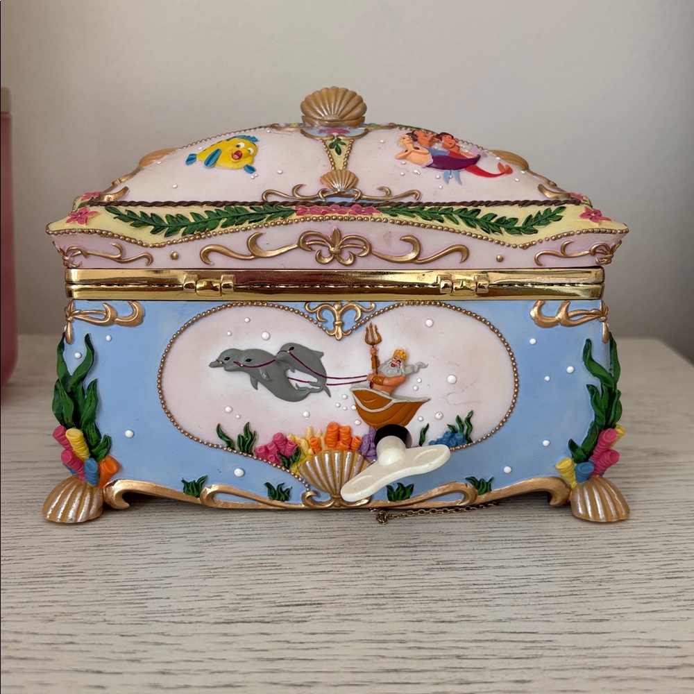 Vintage little mermaid music/jewelry box